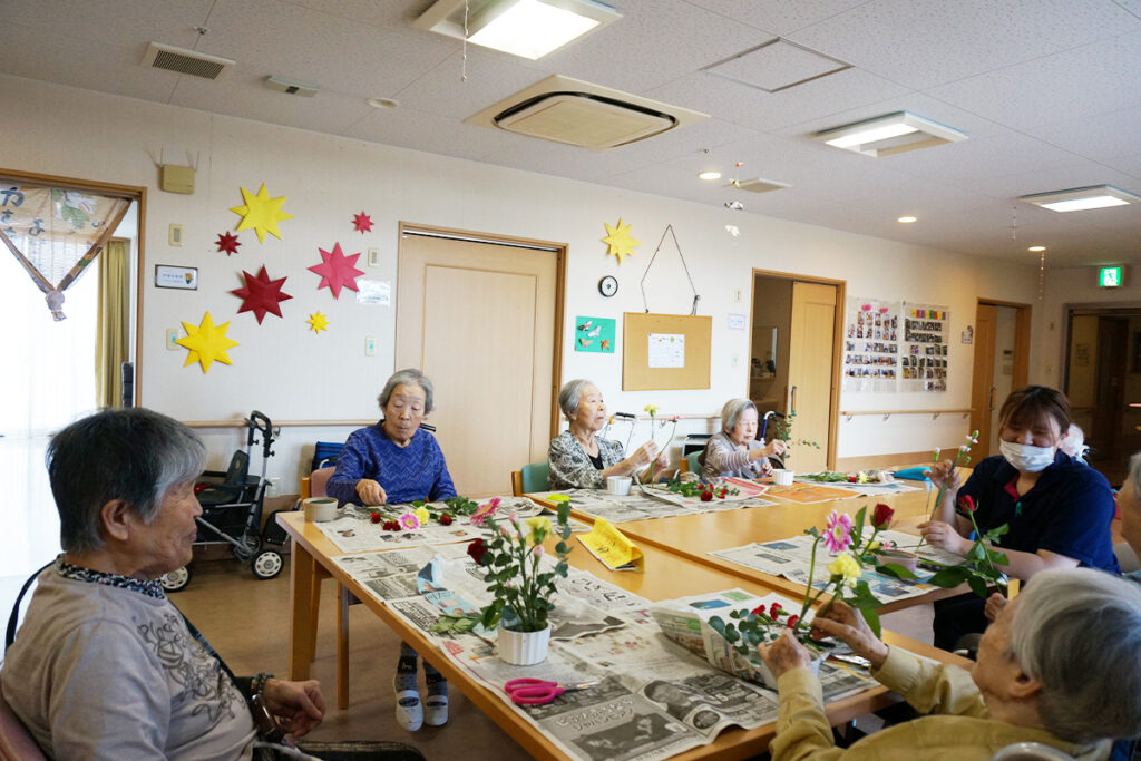 【イベント】お花を生けることができない入居者さんにも楽しんで頂きます