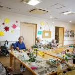 【イベント】お花を生けることができない入居者さんにも楽しんで頂きます